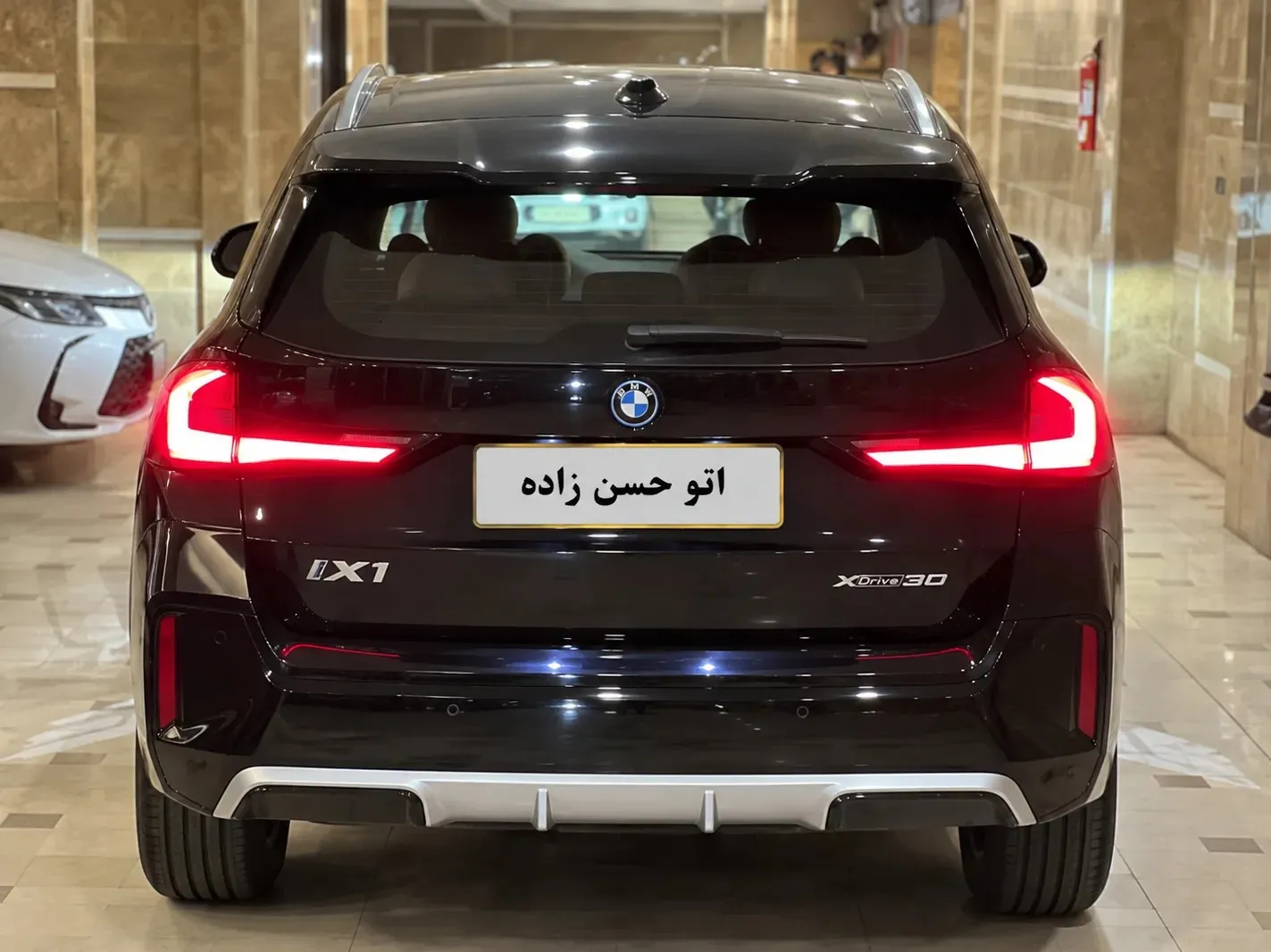 بی ام و IX1 برقی