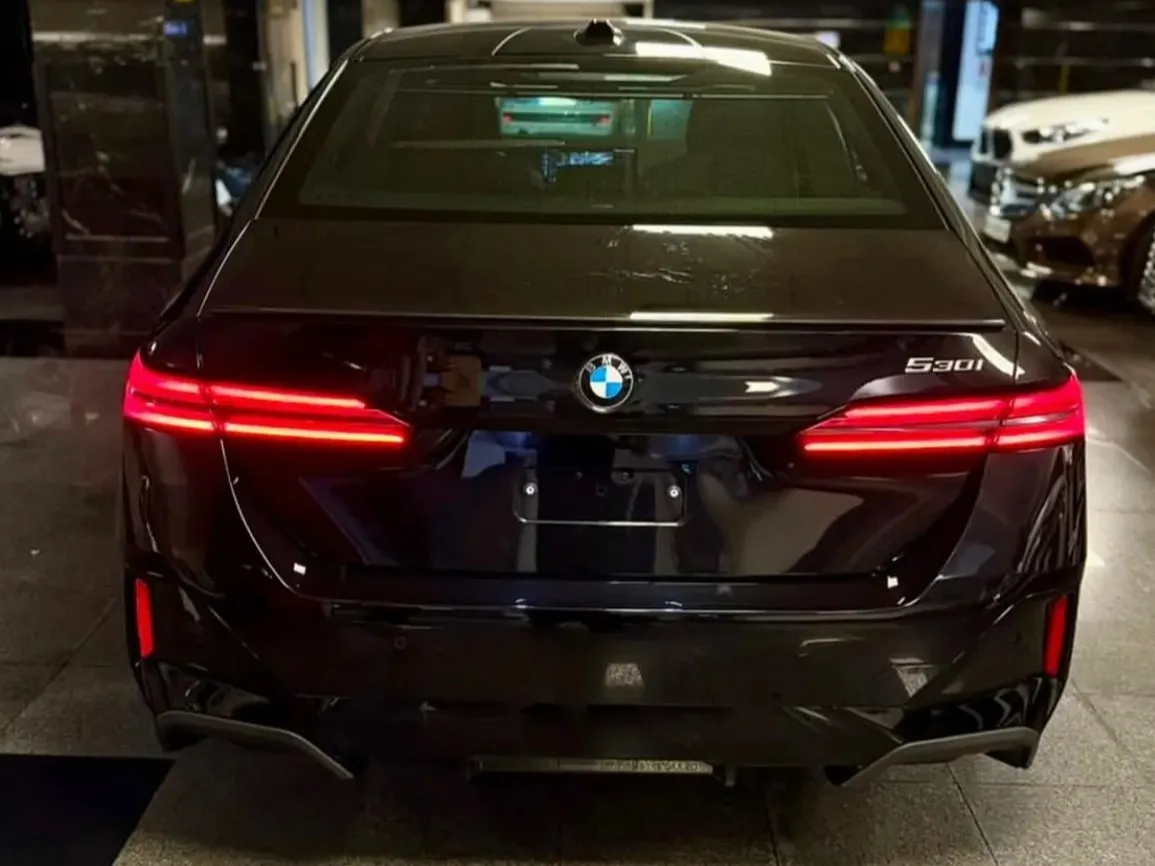 بی ام و سری 5 سدان 530i
